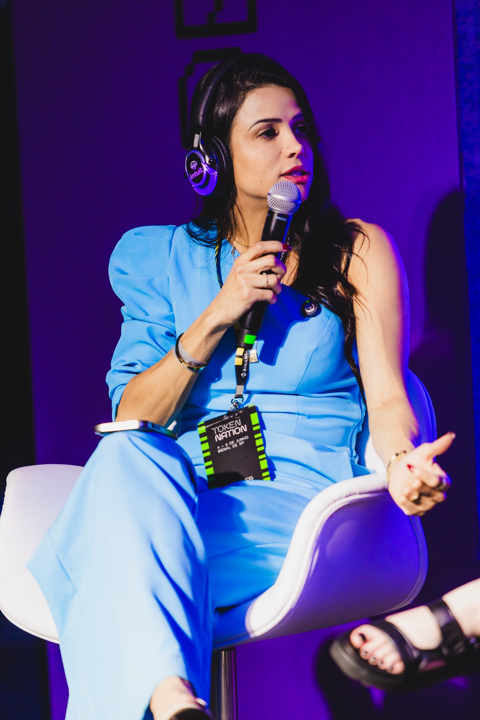 Iara Thamires participando de painel no evento Token Nation
